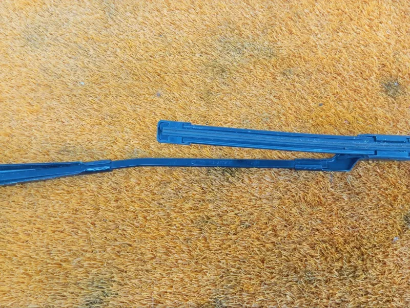 Поводок стеклоочистителя лобового стекла