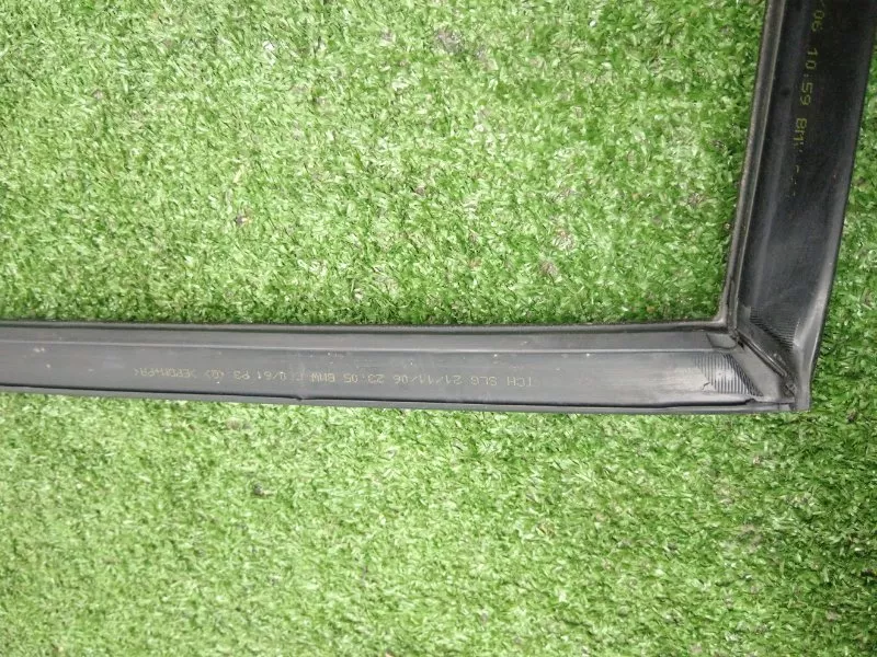 Уплотнитель стекла двери