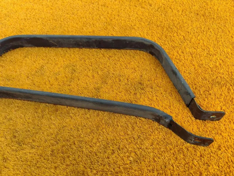 Крепление топливного бака