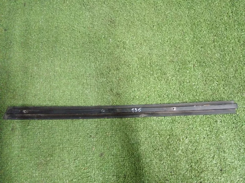 Направляющая стекла двери