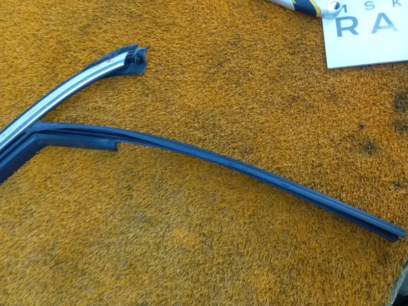 Уплотнитель стекла двери