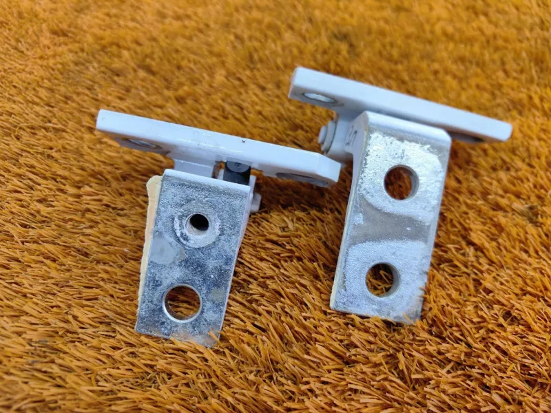 Петля двери