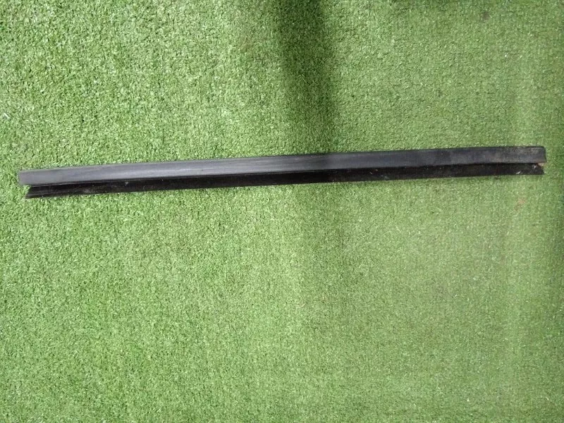 Направляющая стекла двери