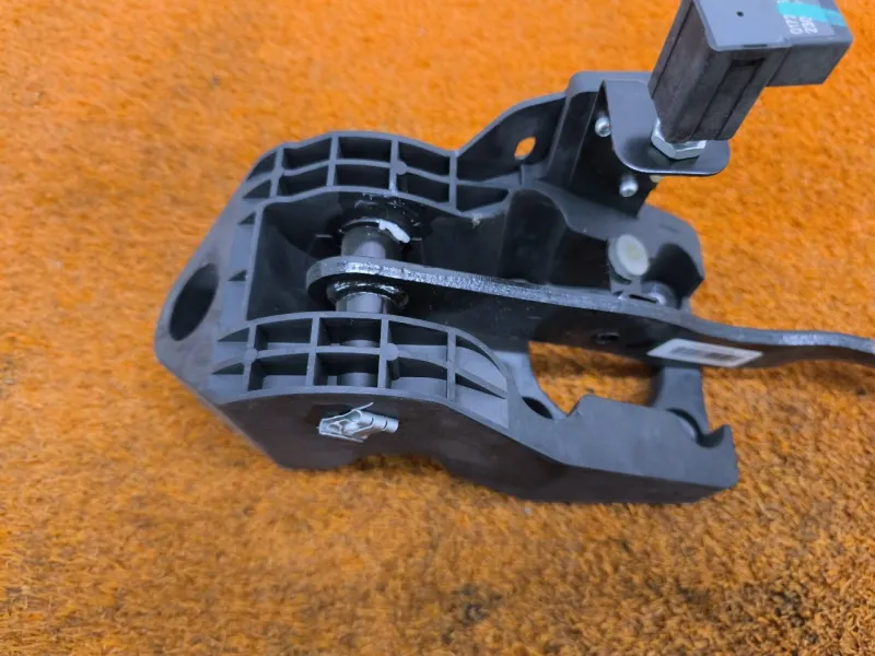 Педаль тормоза