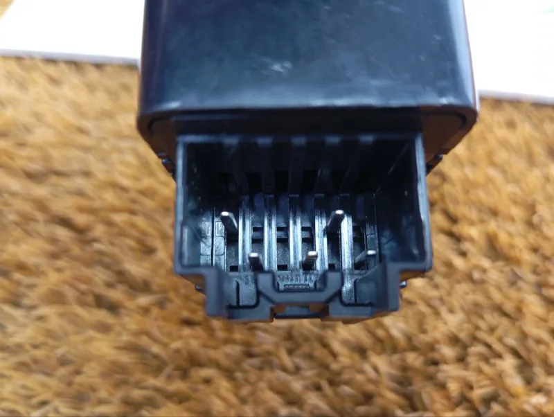 Кнопка стеклоподъемника