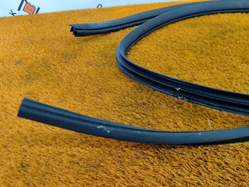 Уплотнитель проема двери