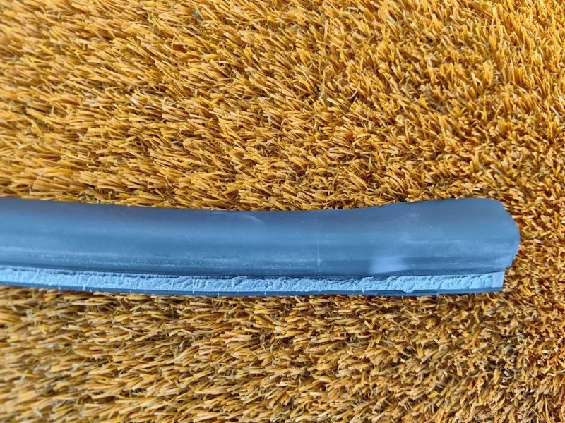 Уплотнитель стекла двери