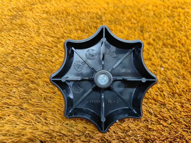 Болт крепления запасного колеса