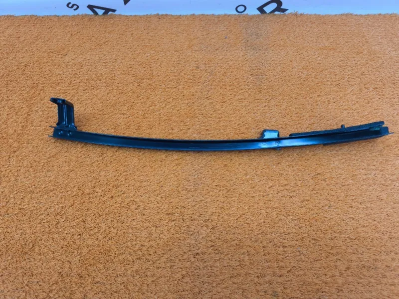 Направляющая стекла двери