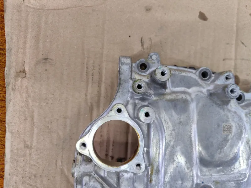 Крышка двигателя передняя