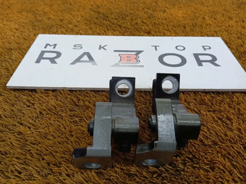 Петля двери