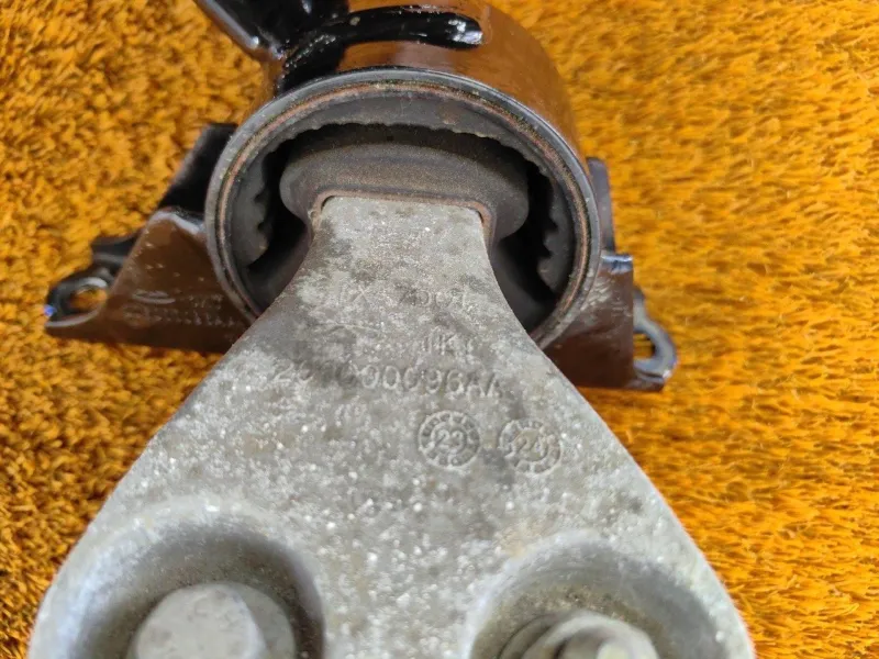 Подушка двигателя