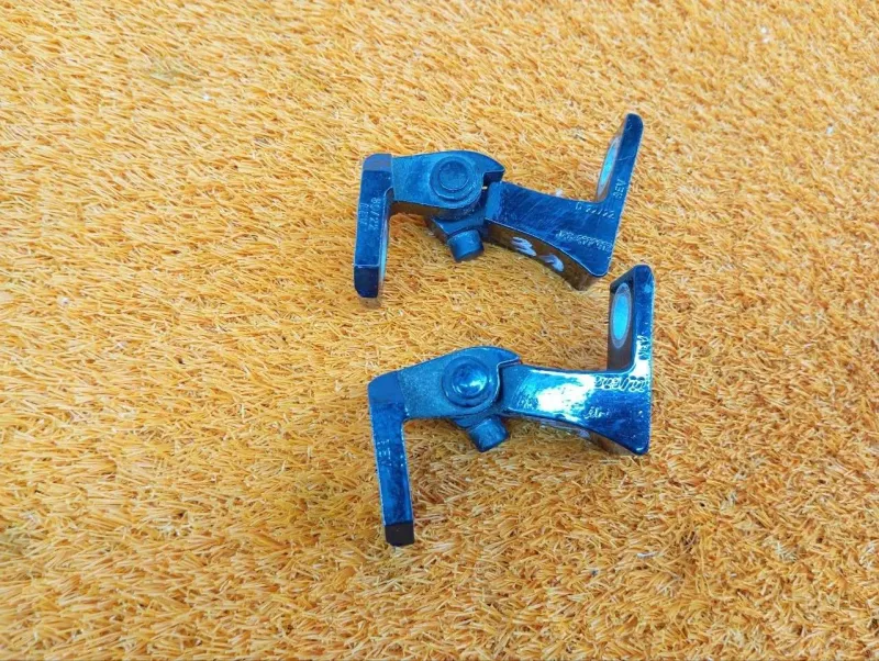 Петля двери