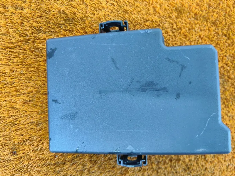 Крышка блока предохранителей