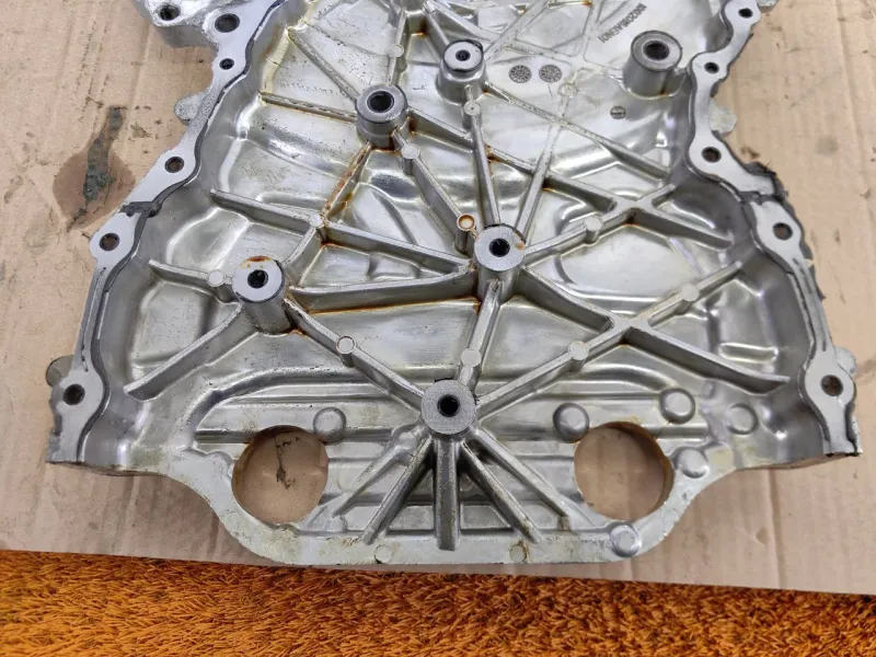 Крышка двигателя передняя