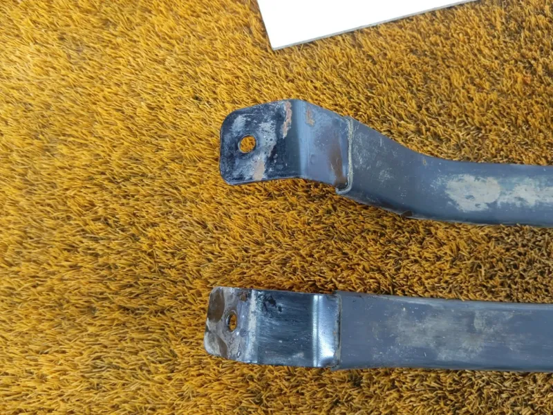 Крепление топливного бака