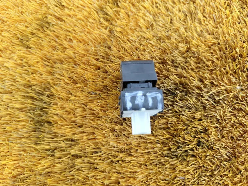 Кнопка стеклоподъемника