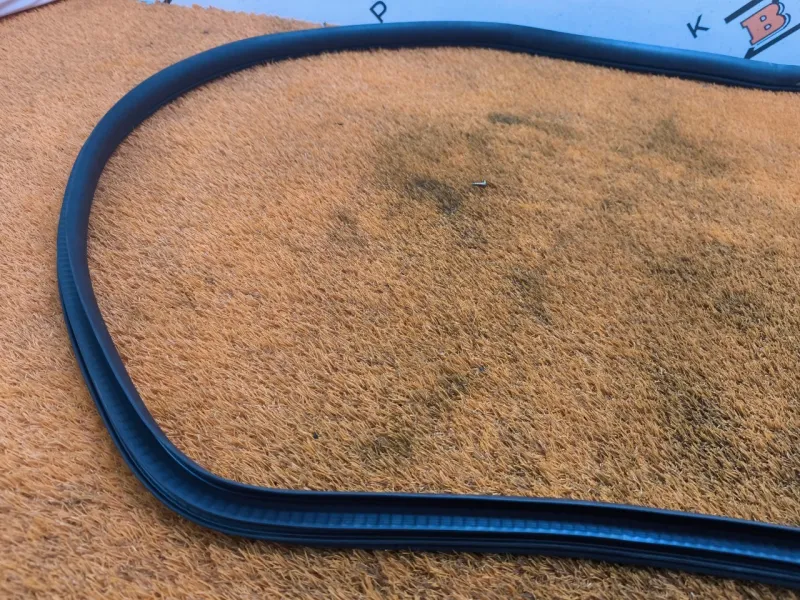 Уплотнитель проема двери