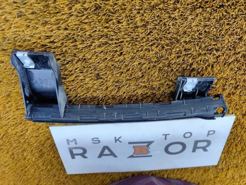 Направляющая стекла двери