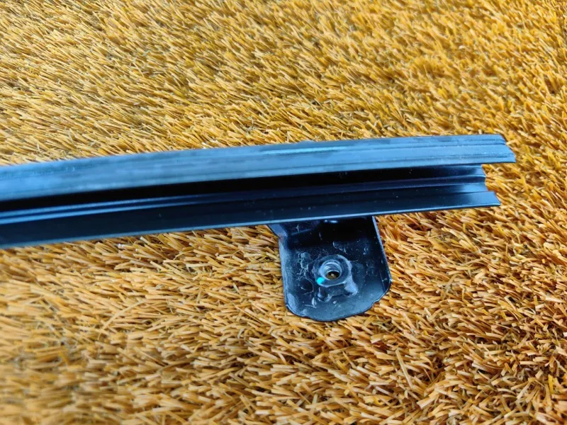 Направляющая стекла двери