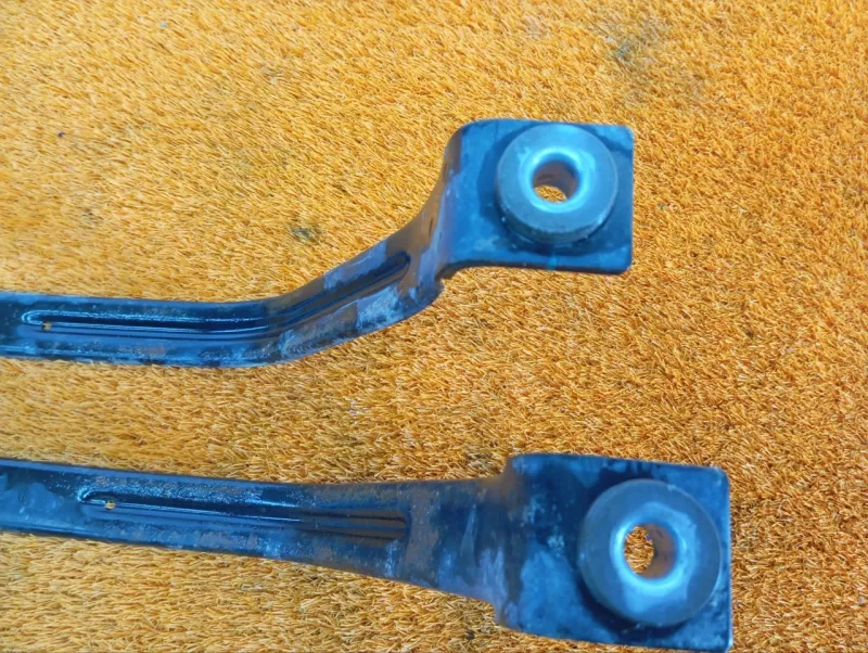 Крепление топливного бака