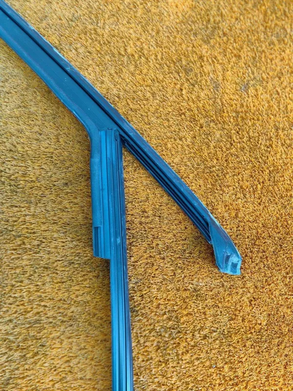 Уплотнитель стекла двери