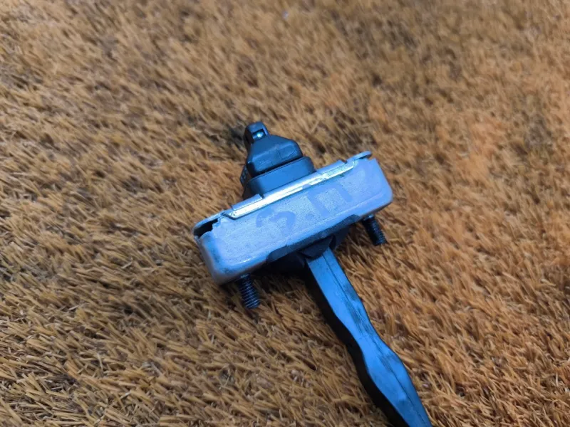 Ограничитель двери