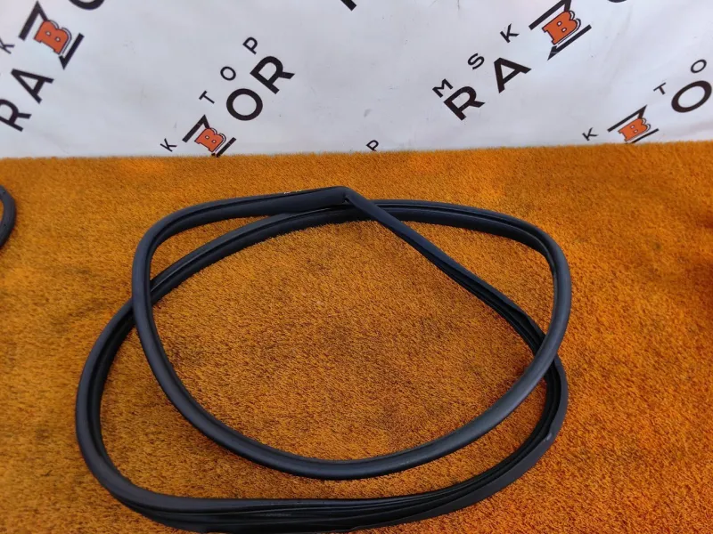 Уплотнитель проема двери