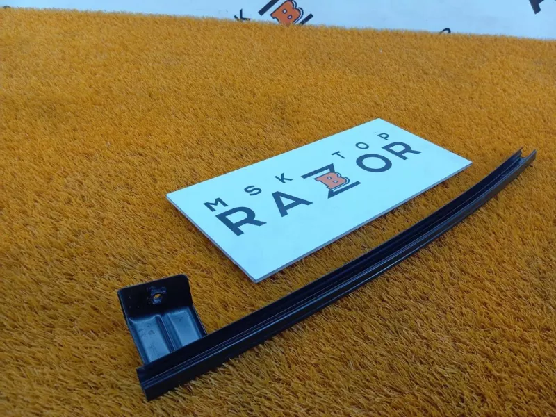 Направляющая стекла двери