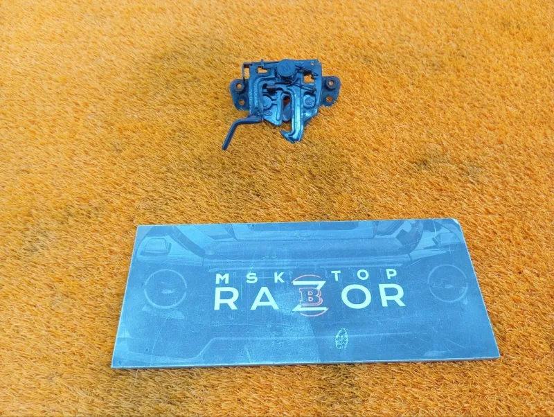 Замок капота