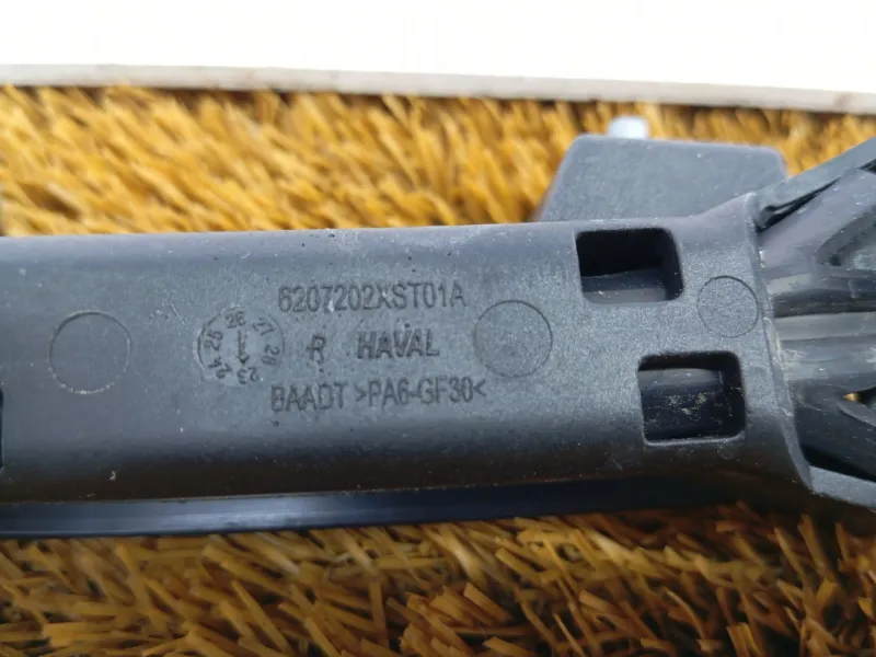 Направляющая стекла двери