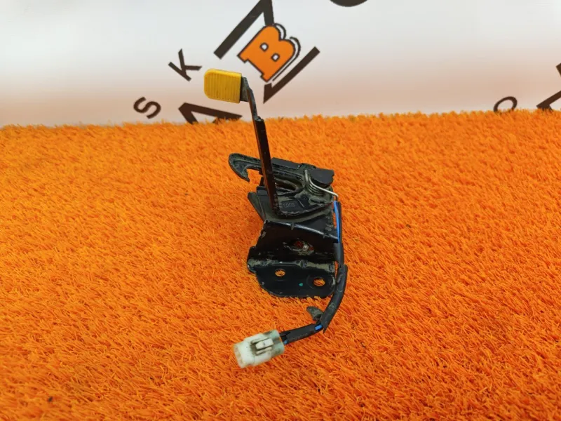 Замок капота