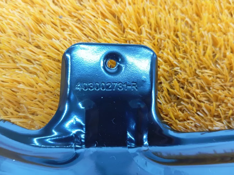 Кронштейн обшивки двери