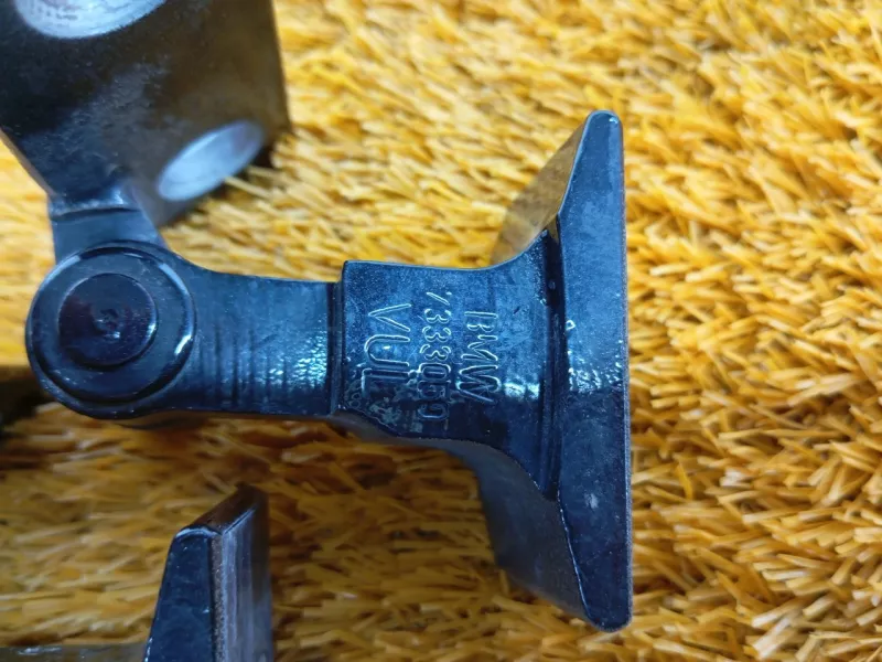 Петля двери