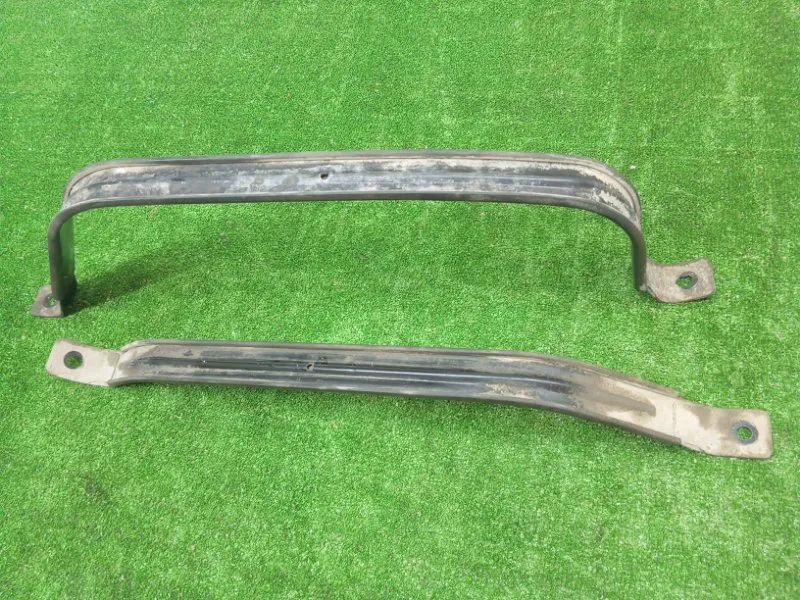 Крепление топливного бака