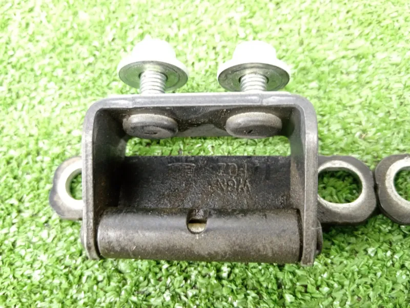 Петля двери багажника