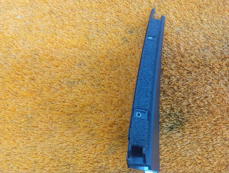 Направляющая стекла двери