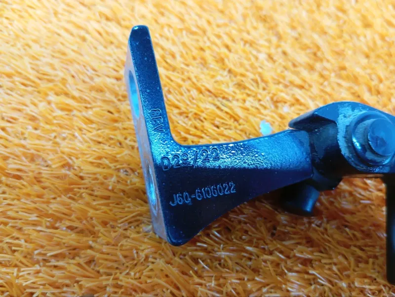 Петля двери