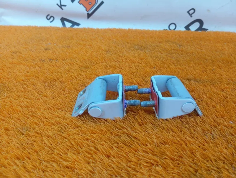 Петли двери багажника