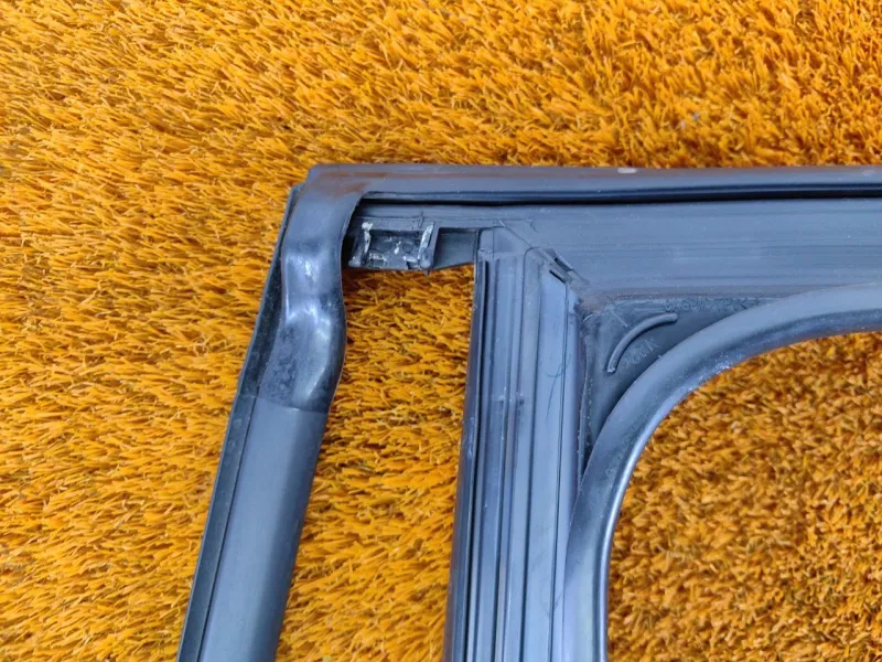 Уплотнитель стекла двери