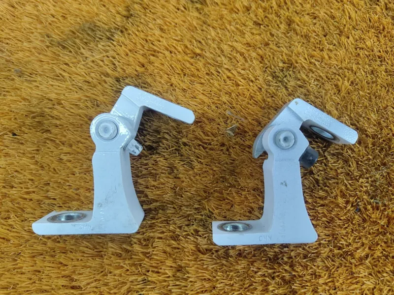 Петля двери