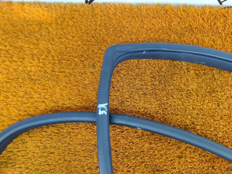 Уплотнитель проема двери