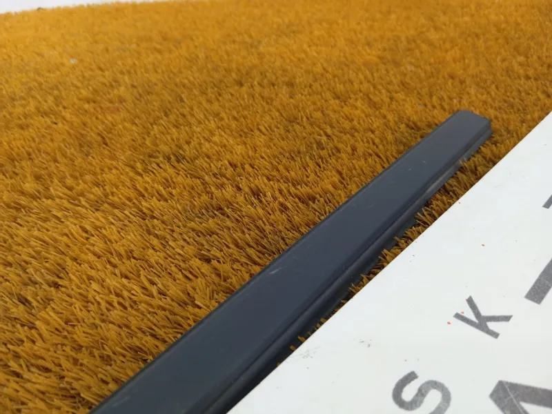 Уплотнитель стекла двери