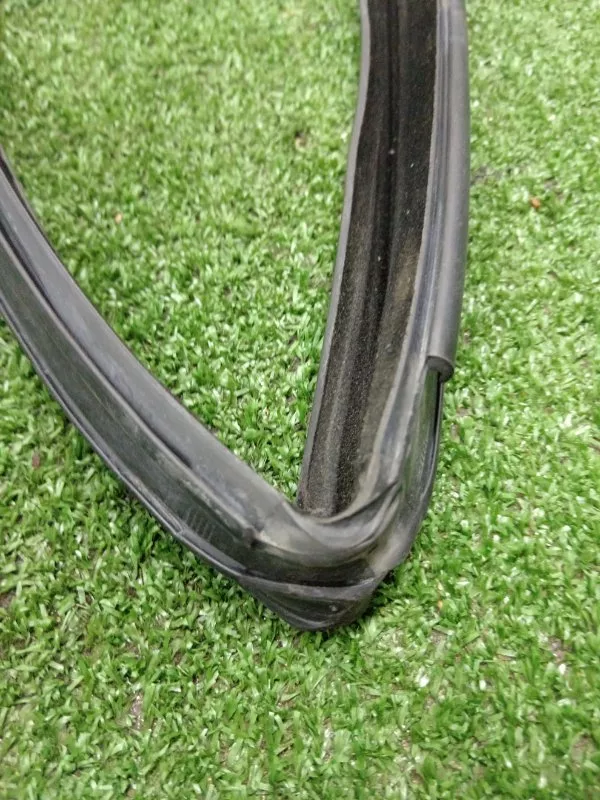 Уплотнитель стекла двери