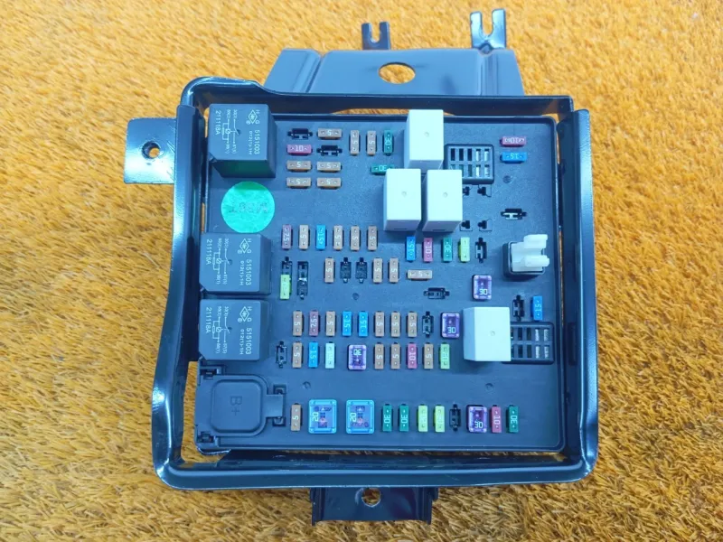 Блок предохранителей под капот