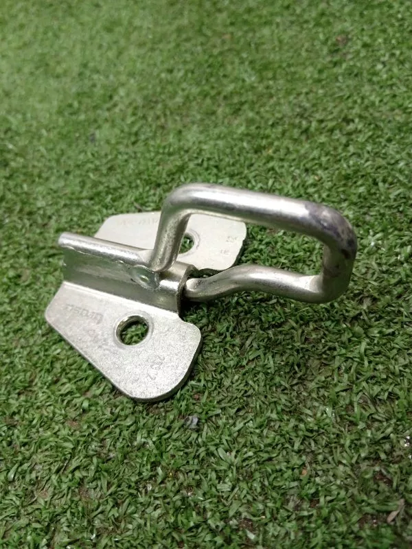 Ответная часть замка багажника