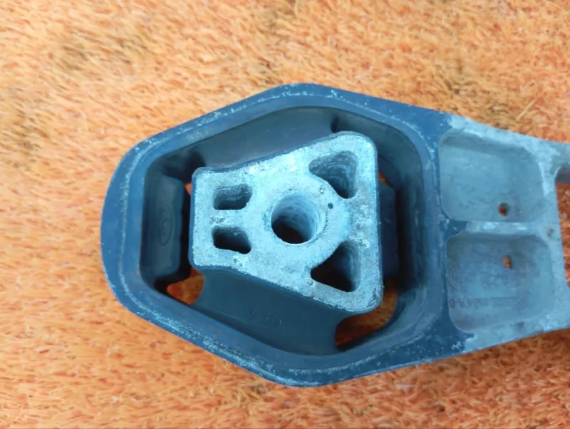 Подушка двигателя