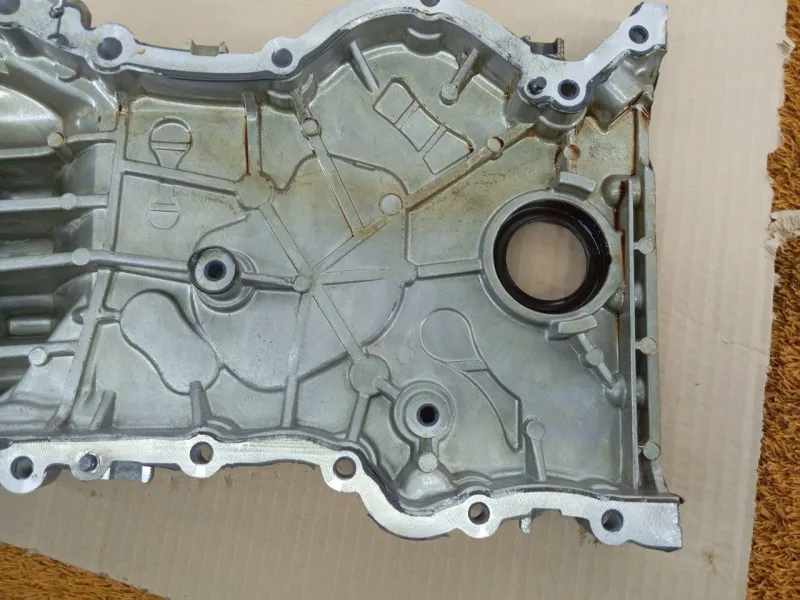 Крышка двигателя передняя