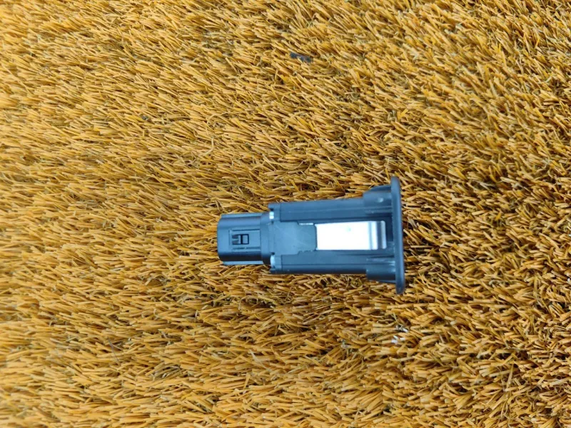 Кнопка открывания багажника