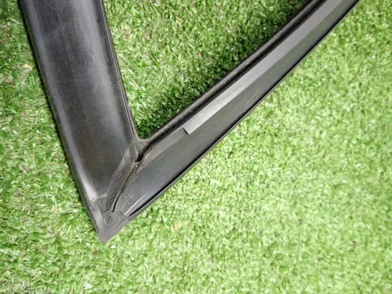 Уплотнитель стекла двери